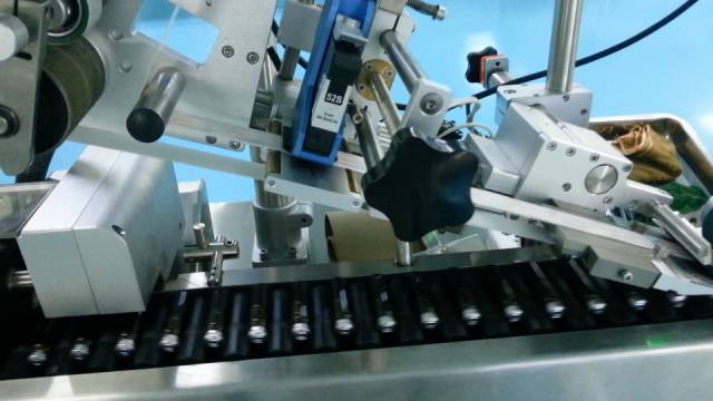 E125貼標(biāo)噴碼應(yīng)用:即噴即貼 解決方案